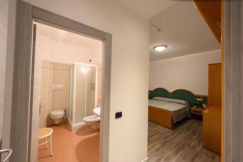 Koupelna v ubytování AlmaMed Hotel san Leonardo