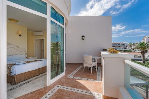 Flamingo Suites Boutique Hotelにあるベッド