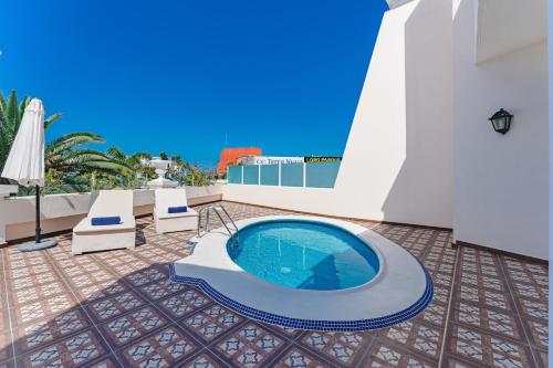 Flamingo Suites Boutique Hotelの敷地内または近くにあるプール