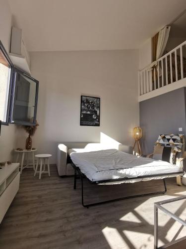 une chambre avec un lit et une télévision dans l'établissement Saint Tropez City Loft, à Saint-Tropez