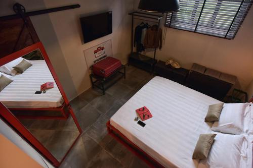Postel nebo postele na pokoji v ubytování GARAGE47 Storica Officina Meccanica LOFT B&B iN PIENZA