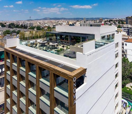 uma vista a partir da varanda de um edifício com piscina em ONOMA Hotel em Tessalônica