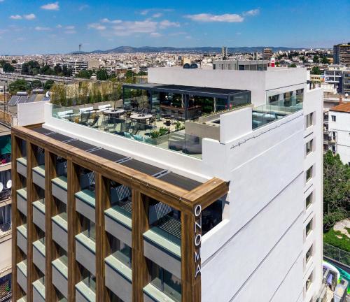 een uitzicht vanaf het balkon van een gebouw met een zwembad bij ONOMA Hotel in Thessaloniki