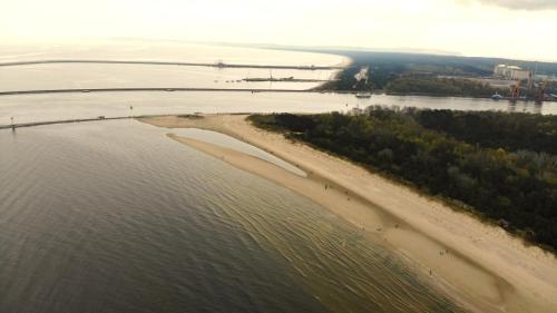 an aerial view of a beach and the water at Apartament GOLD in Świnoujście