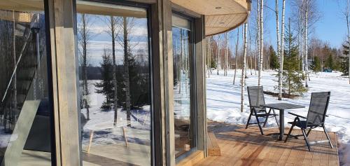 a glass door of a house with a table and chairs at Glamping DiDille in Drusti
