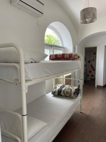 מיטה או מיטות קומותיים בחדר ב-Hostel Brikette