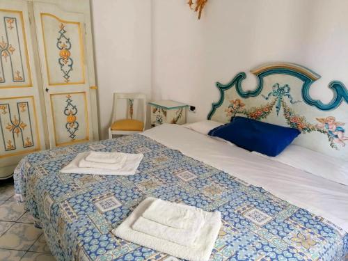 Säng eller sängar i ett rum på La casa di Rosa (Appartamento con terrazzo panoramico nel Cuore di Sorrento)
