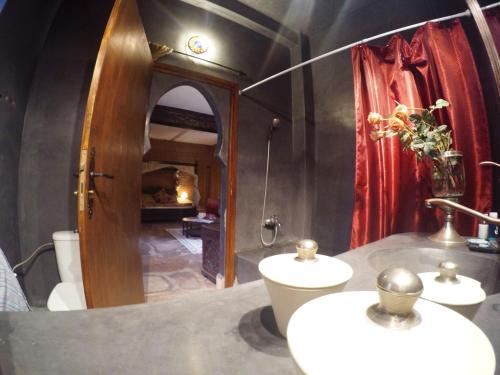 a bathroom with two sinks and a toilet at La Rose Du Desert in Erfoud