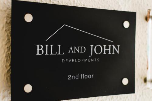 een bord aan de muur met de tekst 'rekening en joindevelopments en vloer' bij Acropolis White Key Residence in Athene