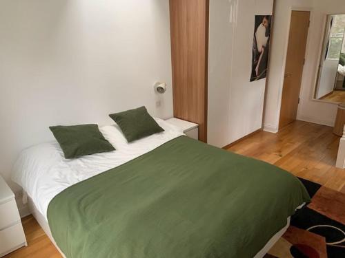 Un pat sau paturi într-o cameră la Lovely spacious 1-bedroom flat in Tufnell Park close to Central London