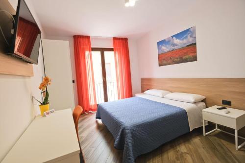 a hotel room with a bed and a window at Il Porto Affittacamere b&b in Brindisi