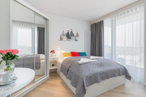 Posteľ alebo postele v izbe v ubytovaní Apartments Mazowiecka by the Sea Pobierowo by Noclegi Renters