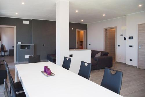 a living room with a white table and chairs at Villa Liam con Piscina - Goelba in Portoferraio