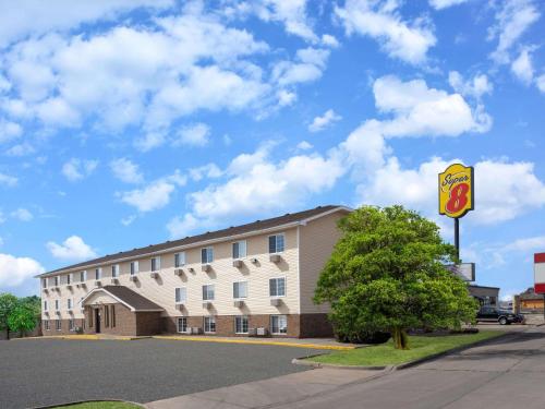 クリントンにあるSuper 8 by Wyndham Clintonの駐車場の標識付き建物
