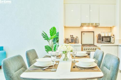 bnbmehomes – Chic 1-Bedroom Apt Next to Dubai Hills Mall – 104