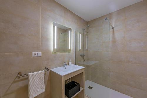 a bathroom with a sink and a shower at New Use Pz España 3 derecha in Cádiz