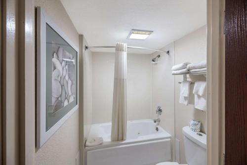 baño blanco con bañera y aseo en Quality Inn, en Fort Stockton
