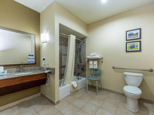 Bathroom sa Comfort Suites Old Town Spring