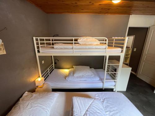 ein paar Etagenbetten in einem Zimmer in der Unterkunft Appartement en hyper centre in Le Mont-Dore