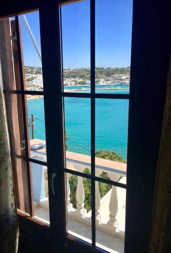 una finestra aperta con vista sull'oceano di Panorama Studios a Lisso (Lipsoi)