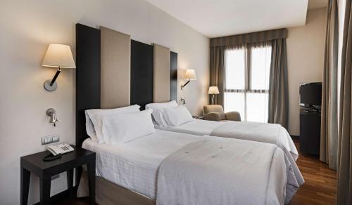 pokój hotelowy z 2 łóżkami i oknem w obiekcie Hotel Cartagena Puerto w mieście Cartagena