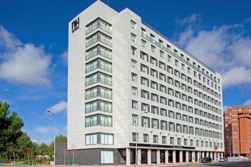 巴利亞多利德的住宿－瓦拉多利巴拉格NH酒店，一座高大的白色建筑,上面有标志