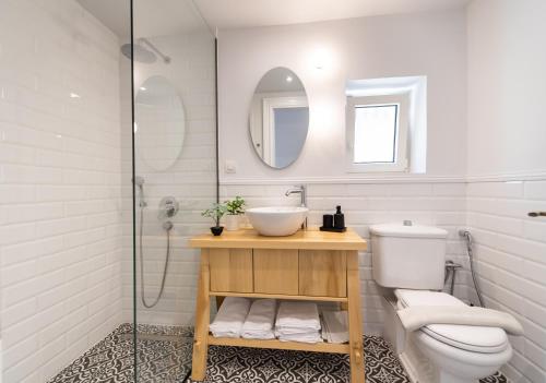 y baño con lavabo, aseo y ducha. en Avali Design Suites by Imagine Lefkada, en Lefkada