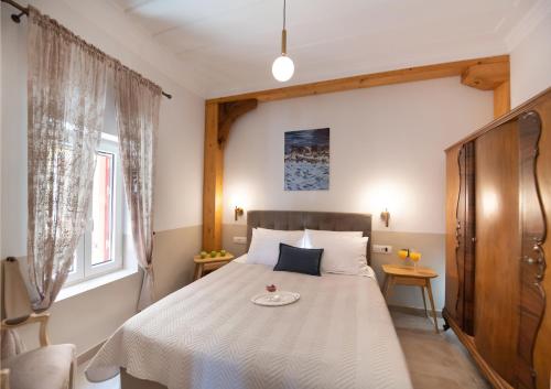 sypialnia z łóżkiem z talerzem w obiekcie Avali Design Suites w mieście Leukada (miasto)