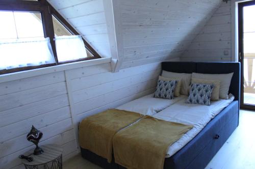 Łóżko lub łóżka w pokoju w obiekcie Gazdówka