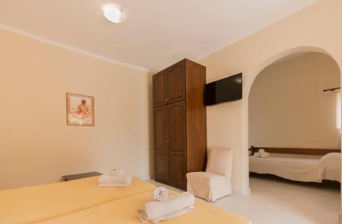 Ένα ή περισσότερα κρεβάτια σε δωμάτιο στο Fouxia Apartments and Studios 