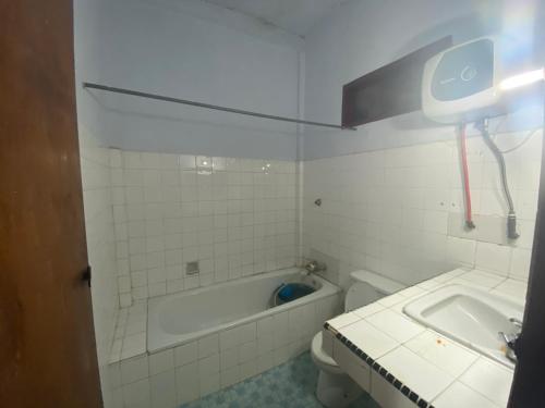A bathroom at OYO 91073 Rantepao Lodge
