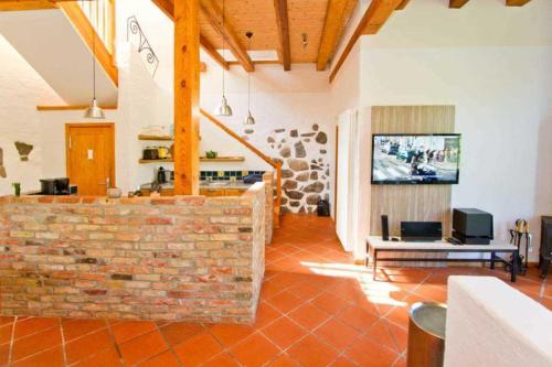 TV a/nebo společenská místnost v ubytování Ferienhaus Rote Scheune
