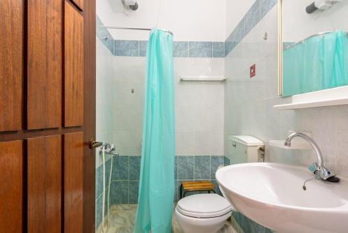Ένα μπάνιο στο Angela Apartments new listing