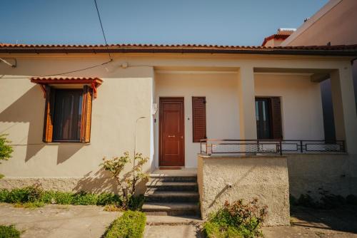 Το κτήριο όπου στεγάζεται  η παραθεριστική κατοικία