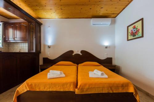 Ένα ή περισσότερα κρεβάτια σε δωμάτιο στο Fouxia Apartments and Studios 