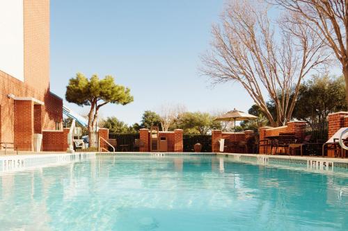 uma grande piscina com água azul em Hyatt Place Dallas/Plano em Plano