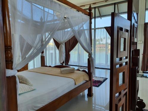 هومستاي ألا ريفرفيو لودج كوتا بهارو في كوتا بْهارو: غرفة نوم مع سرير بطابقين ونافذة