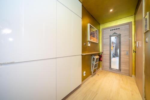 Cuisine ou kitchenette dans l'établissement HiGuests - Designer Studio in Dubai Marina With Amazing Views