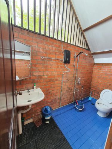 Bilik mandi di Homestay ALA Riverview Lodge Kota Bharu