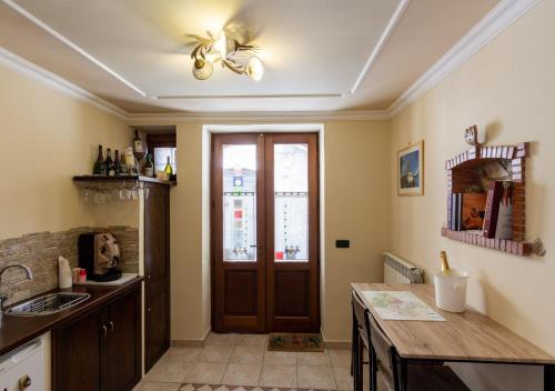 uma cozinha com uma porta de madeira e uma bancada em Al Campanaro b&b em Taurasi