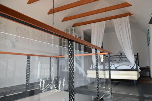 1 dormitorio con 1 litera en una habitación en Holiday Home Ribno - Bled, en Bled