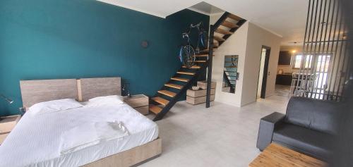 Postel nebo postele na pokoji v ubytování Nydri Loft