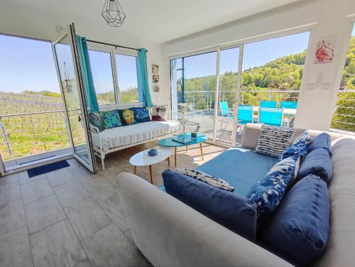 un salon avec un canapé et une table dans l'établissement JANÉA Big Blue House, à Reichsfeld