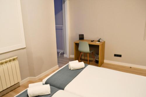Una cama o camas en una habitación de Alda Centro León