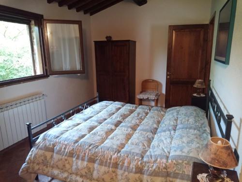 - une chambre avec un grand lit dans l'établissement Agriturismo La Fornace di Rossi Stefano, à Belvedere