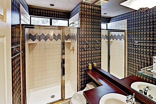 La salle de bains est pourvue d'un lavabo, d'une douche et de toilettes. dans l'établissement Heavenly Retreat, à Stateline