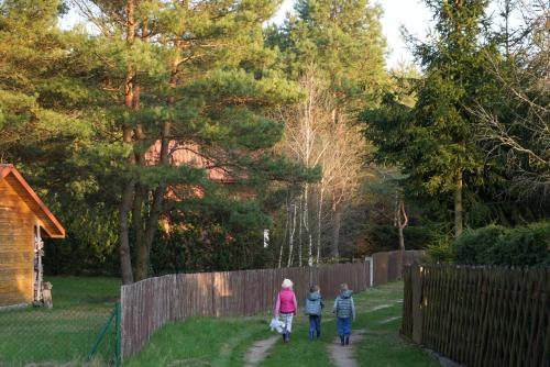 three children walking down a path in a yard at Nasze Podlasie, Domek w Dubiczach Cerkiewnych in Dubicze Cerkiewne