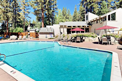 Chalet Court Manor – Photos 2