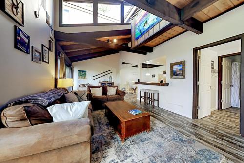 Chalet Court Manor – Photos 3