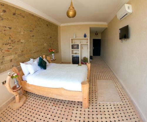 a bedroom with a large bed in a room at kasbah yu palace in Ouarzazate